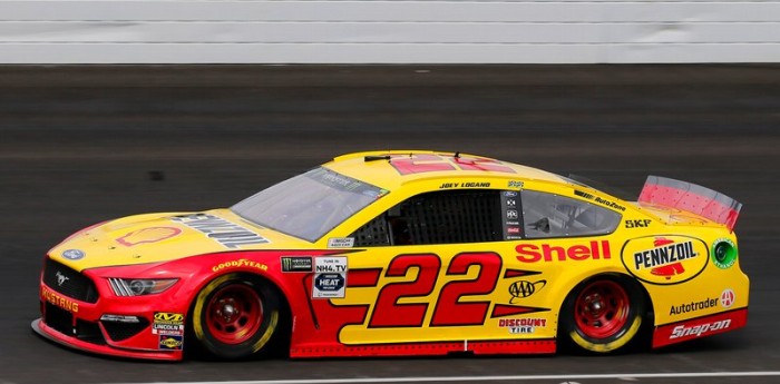 Joey Logano larga en pole la Nascar en Indianápolis