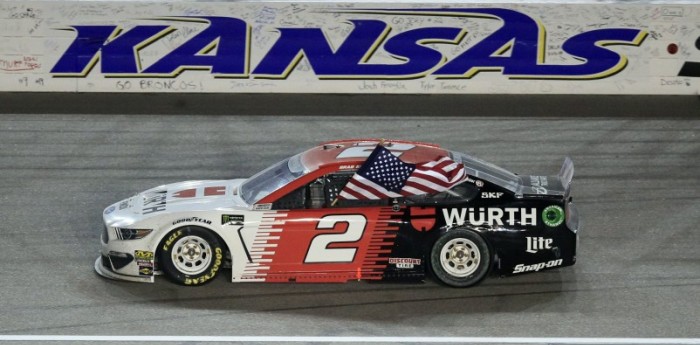 Keselowski ganó Nascar en Kansas