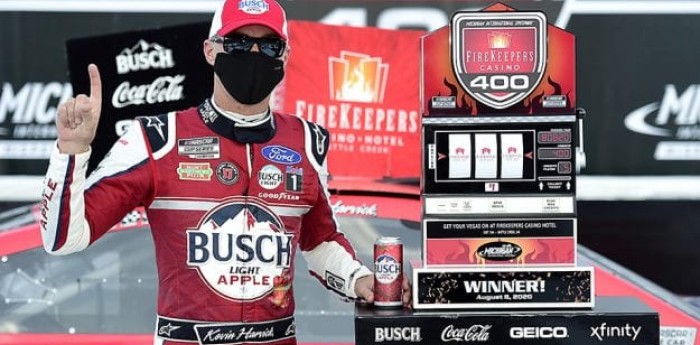 Nascar: Kevin Harvick hizo doblete en Michigan 