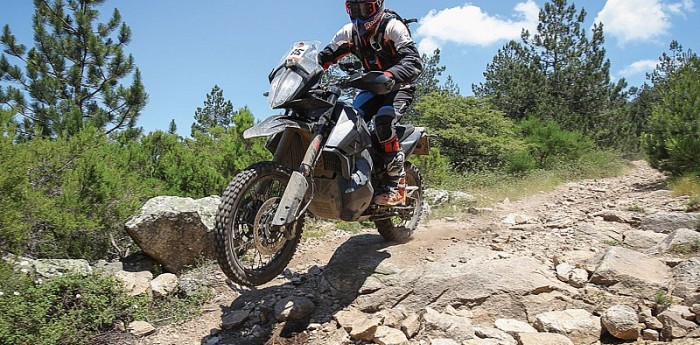 KTM 790 Adventure R: prototipo modelo 2019 a prueba en Cerdeña