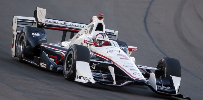 Castroneves larga adelante