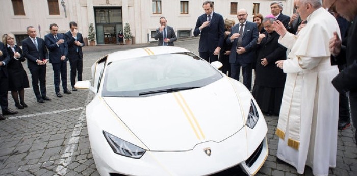 Más de 20 millones por el Lamborghini del Papa Francisco