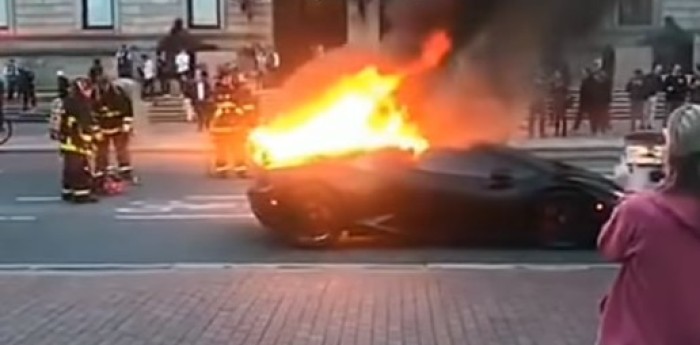 ¡300 mil dólares tirados a la basura! Increíble incendio de un Lamborghini