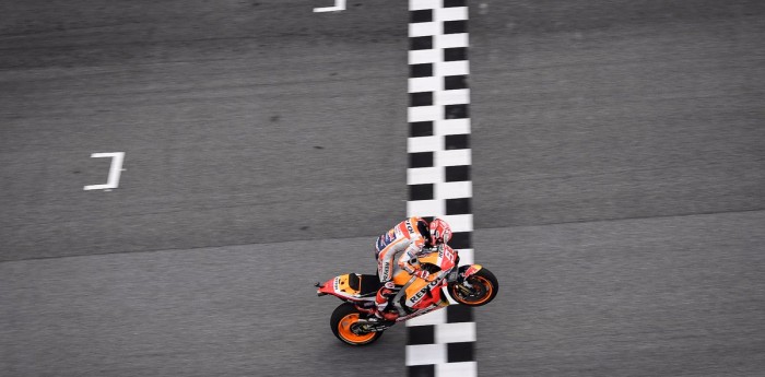 Márquez lució su corona en Malasia ganándole otra batalla a Rossi