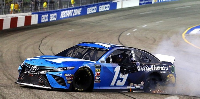 Martin Truex JR ganó en Nascar donde terminaron a las "piñas"