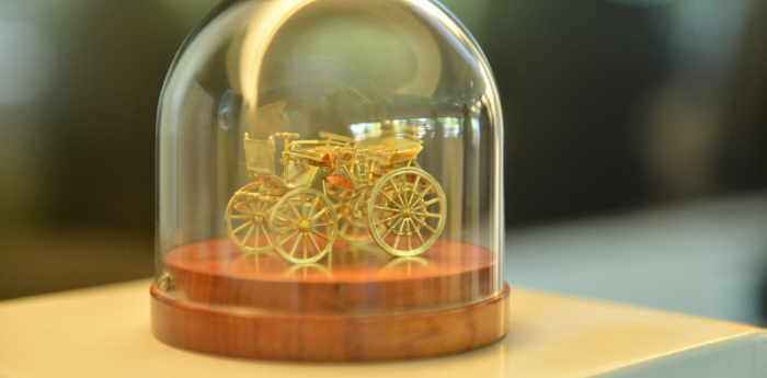 Mercedes-Benz donó un auto de oro al Museo Fangio