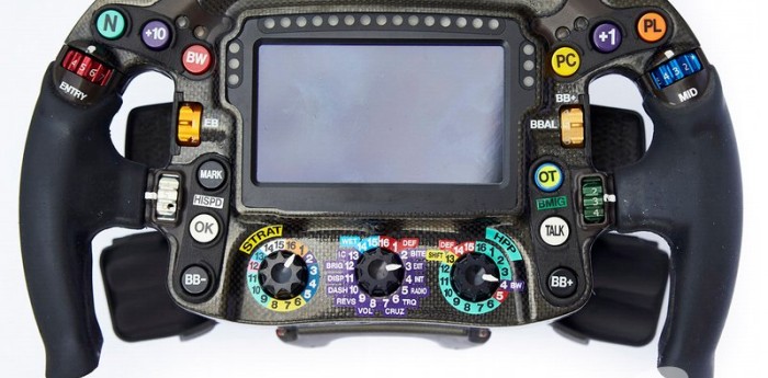 El volante del Mercedes W10 de F1 tiene 25 botones
