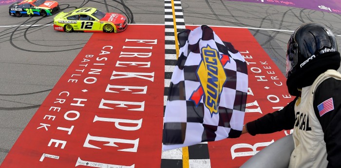 Nascar en Michigan Ryan Blaney ganó en ajustado final