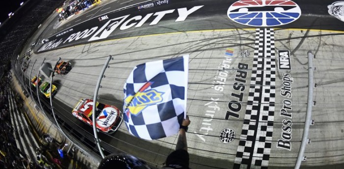 Nascar: Larson volvió a ganar en polémica carrera en Bristol