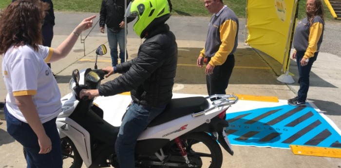 Clínica de conducción segura de motos en el Autódromo