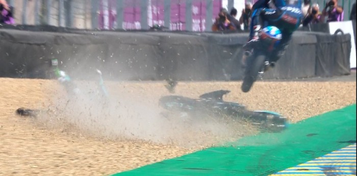 Impresionante salto de Kornfeil sobre la moto de Bastianini