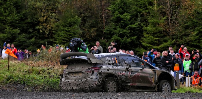 Ogier pasó a la punta en Gales, abandonó Tanak