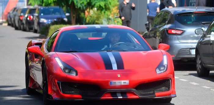 Leandro Paredes con su nueva Ferrari 488 Pista