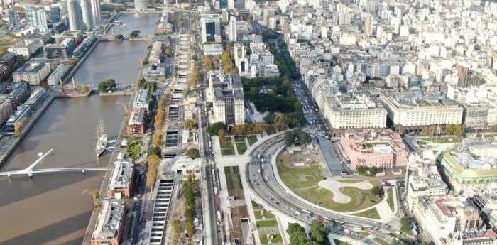 Desfile de autos clásicos y deportivos en el Paseo del Bajo