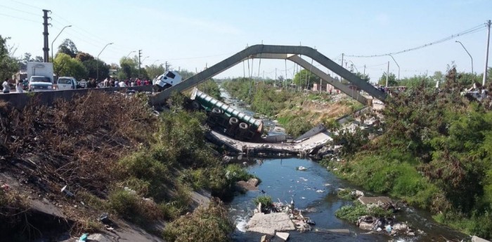 Impactante: se derrumbó un puente con un camión en Tucumán