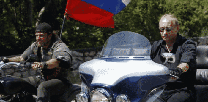 Vladimir Putin denunciado por conducir sin casco 