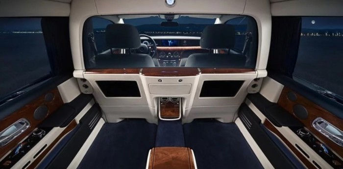 Un Rolls-Royce con una suite en la parte trasera