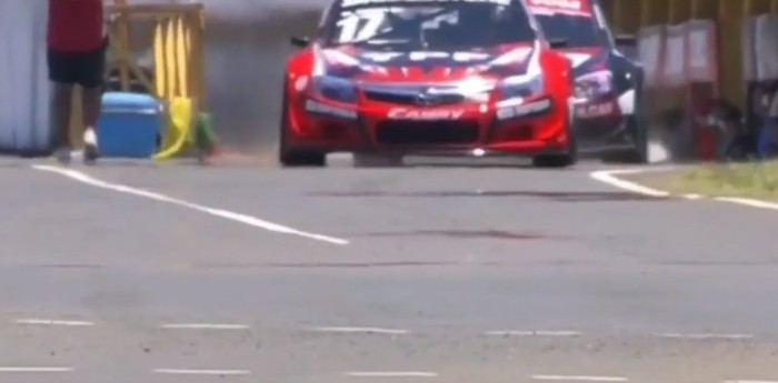 El momento clave de la carrera entre Rossi y Canapino