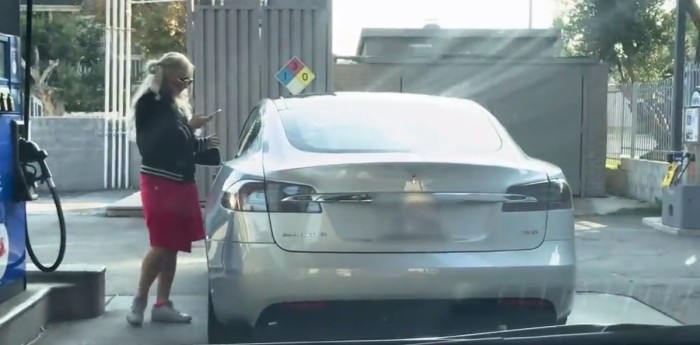 Una mujer quiso cargar nafta ¡en un auto eléctrico!