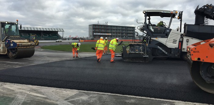 Silverstone mete cambio