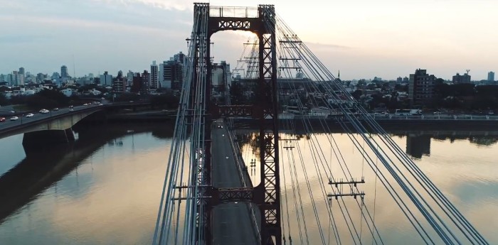 Un auto de carrera cruzó el mítico puente colgante de Santa Fe