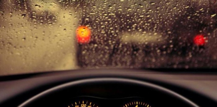 Consejos para manejar debajo de la lluvia