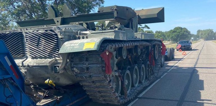 Un tanque de guerra apareció abandonado en una autopista