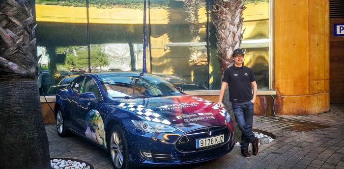 Rayó un Tesla Model 3 y fue grabada por el propio auto