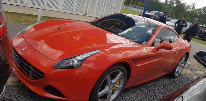 Tevez llegó a la práctica de Boca con una Ferrari
