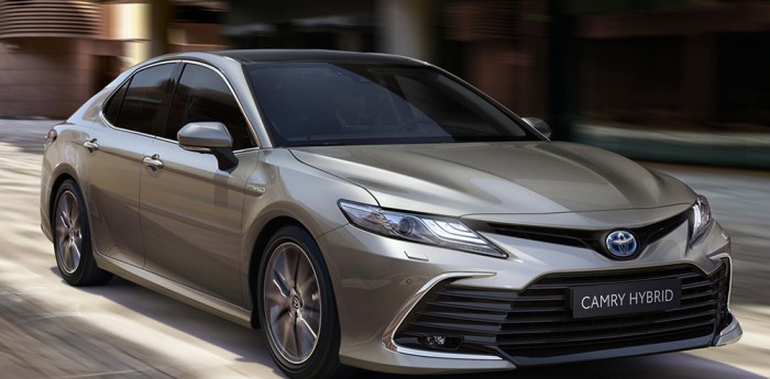 Toyota lanzó la nueva versión híbrida del Camry