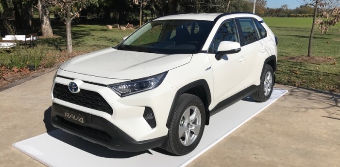Toyota extiende el line up de híbridos con la nueva RAV4