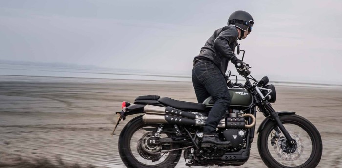 Carl Fogarty se pone áspero con una Triumph Street Scrambler