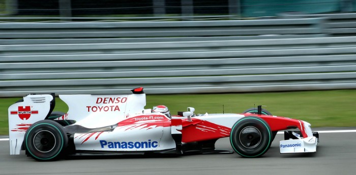 Toyota dona un Fórmula 1 para la Cruz Roja