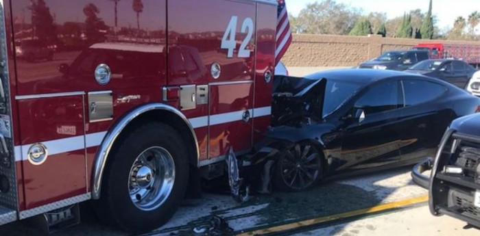 Lo puso en piloto automático y chocó contra un camión de bomberos