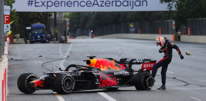 ¡Golpe de escena! Verstappen pinchó y perdió la carrera en Azerbaiyán