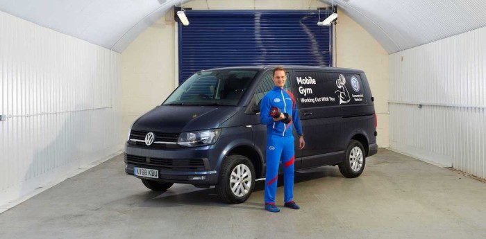 Volkswagen y una camioneta que a su vez es un gimnasio