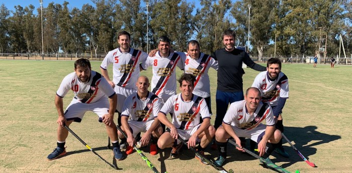 Es piloto de TC y ahora también jugador de hockey