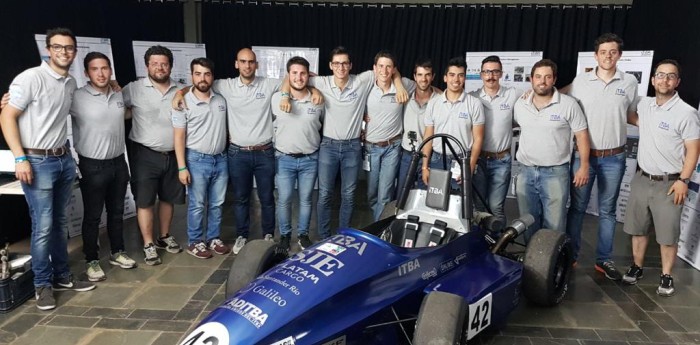 Alumnos armaron un auto de carrera para competir en el exterior