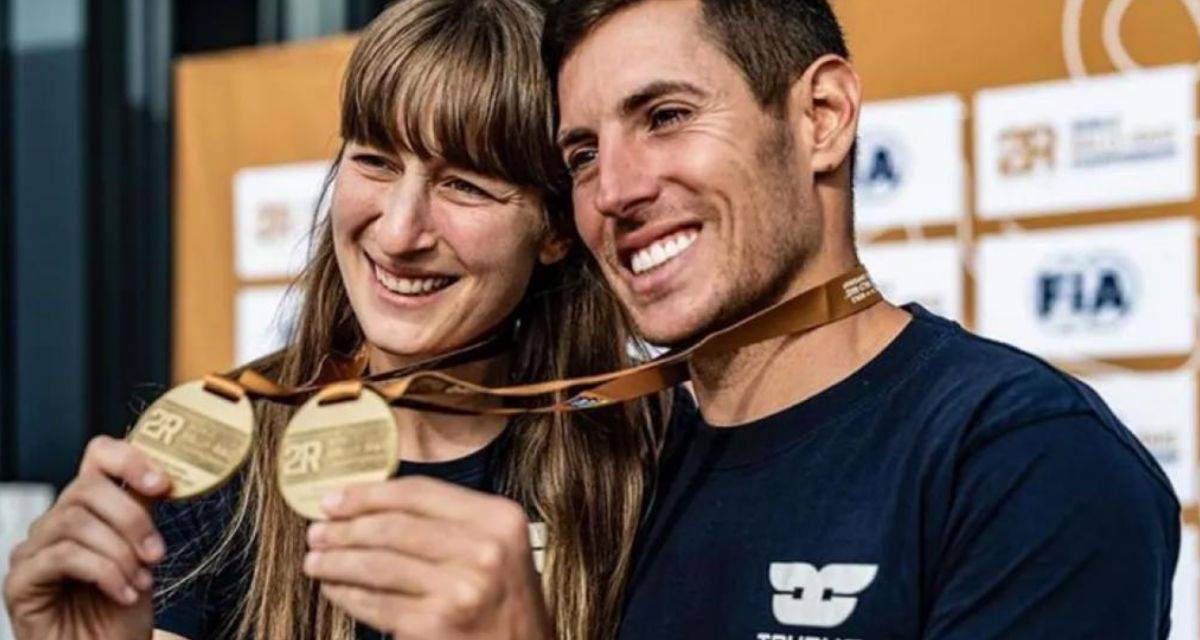Nicolás Cavigliasso y Valentina Pertegarini todos los trofeos que obtuvieron en el Dakar