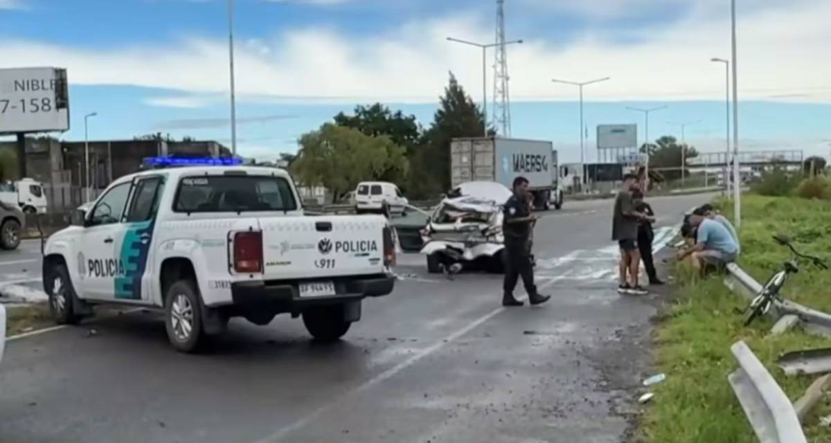 Una mujer falleció en un violento choque entre un camión y un auto detenido en la Ruta 9