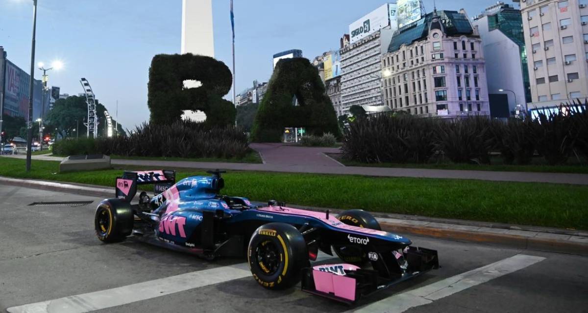 Presentaron en el Obelisco el F1 que usará Colapinto en el Road Show en Buenos Aires