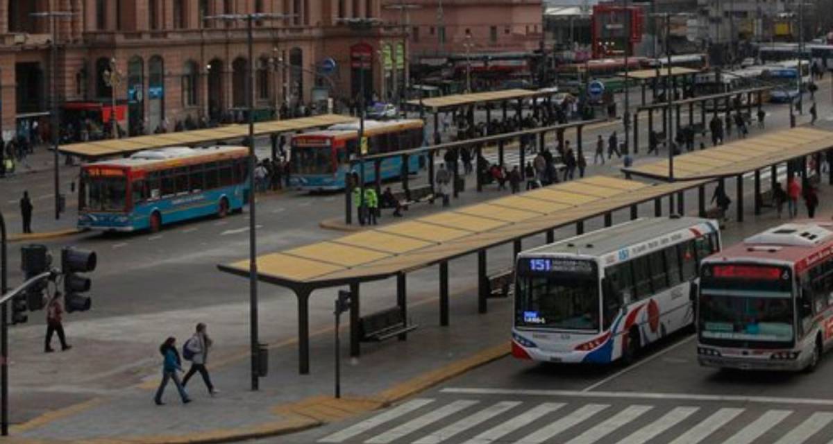 Atención usuarios: ¿qué línea de colectivos continúa sin servicio?