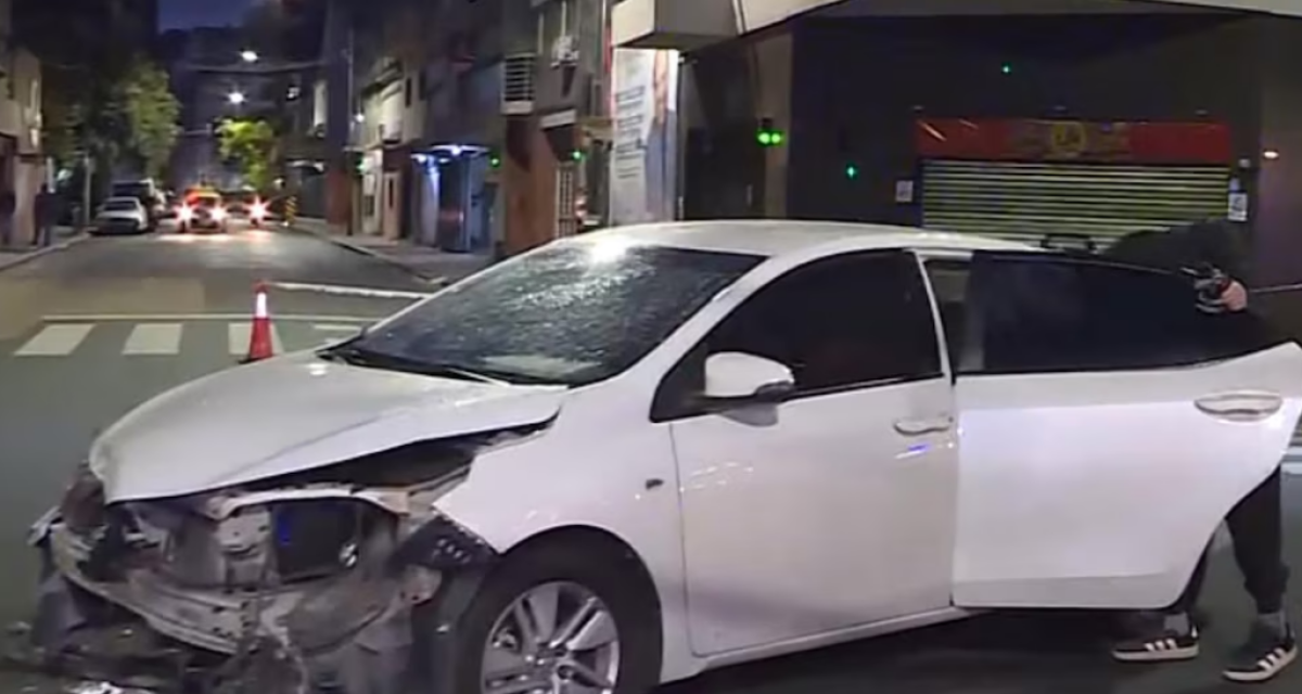 Un fuerte choque entre dos autos complica la circulación del tránsito en Almagro este domingo
