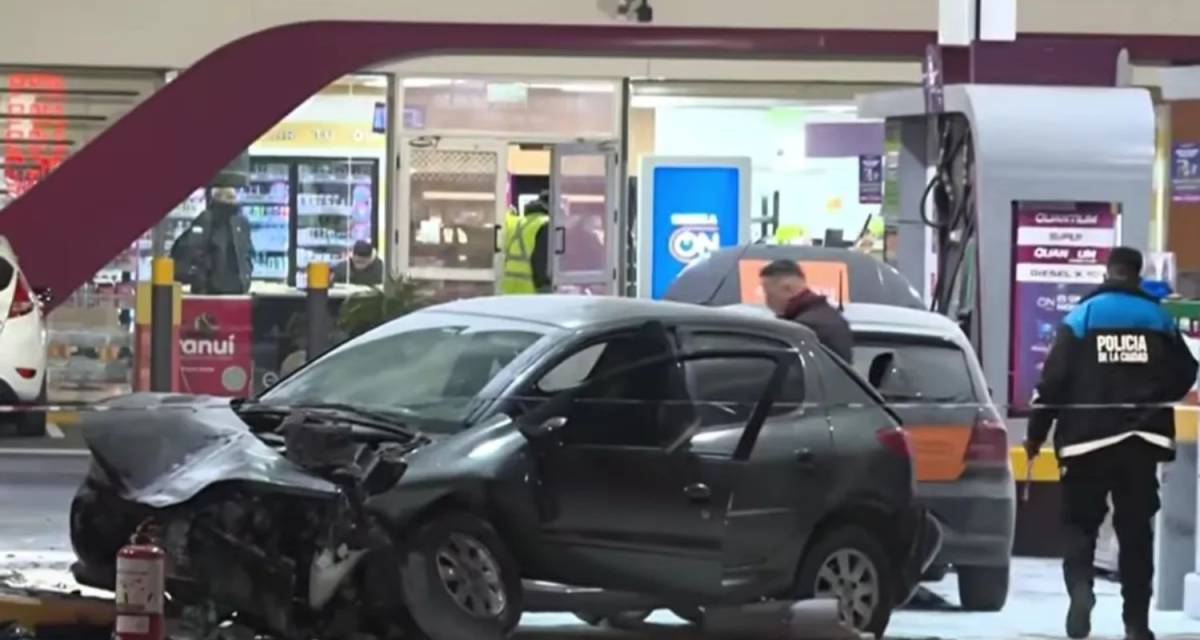 Accidente en la General Paz: un auto chocó contra una estación de servicio y terminó envuelto en llamas