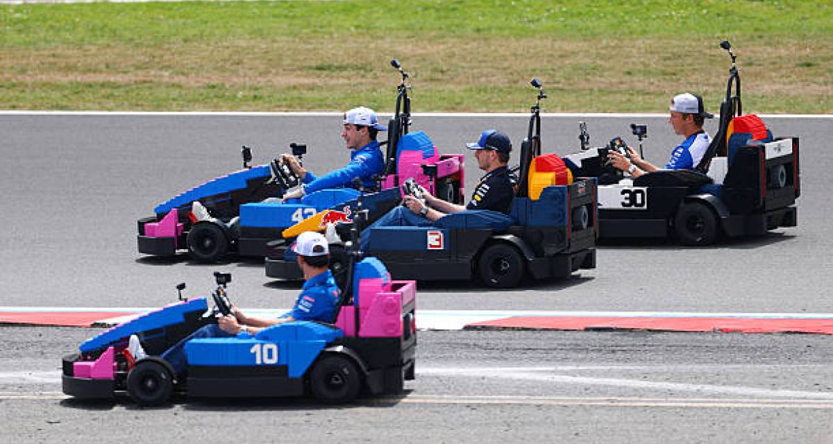 El curioso momento que protagonizó Colapinto arriba de un auto de LEGO en Silverstone