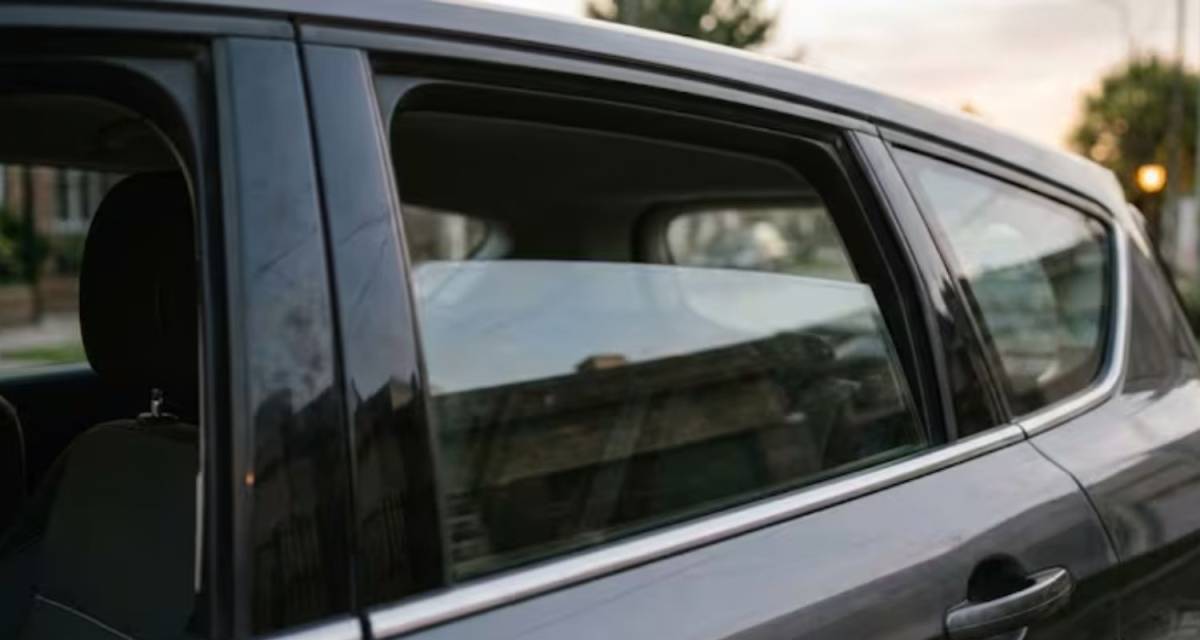 La razón por la cual el vidrio trasero de algunos autos no baja del todo