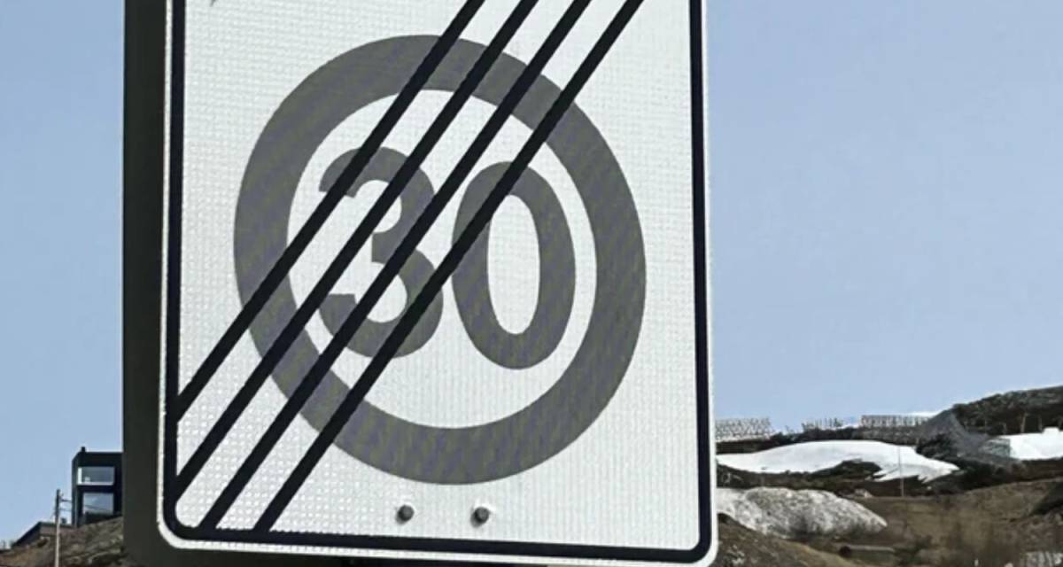 Atención conductores: cuál es el significado la señal de tránsito con un número atravesado por líneas negras