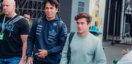 F1: ¡Como en los viejos tiempos! Colapinto y Albon llegaron juntos al paddock de Interlagos