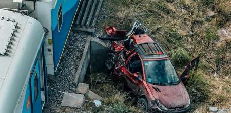 Un auto chocó con un tren en Mar del Plata: hay tres heridos