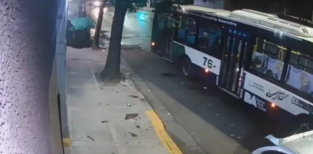 Un colectivo chocó contra un contenedor de basura y tres autos estacionados en Caballito